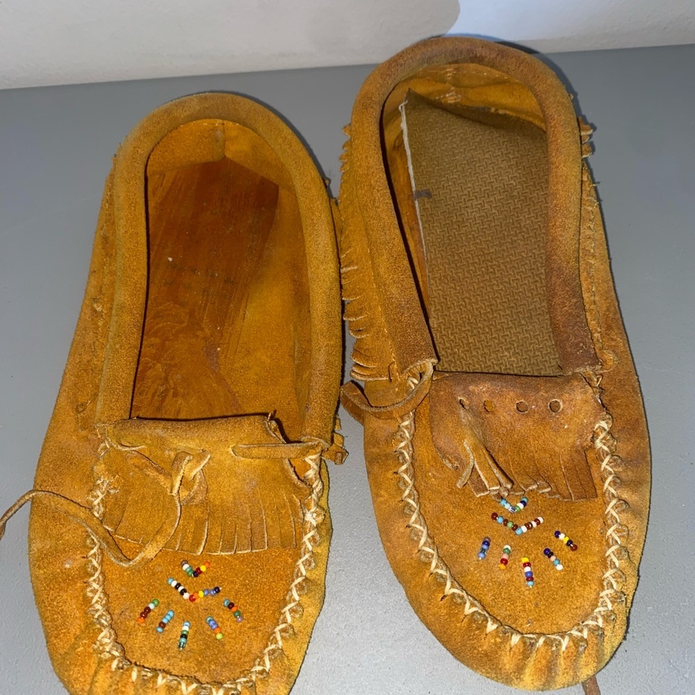 Indian Native Tan Beaded Moccasins Ladies size 7 Multicolor Art - Picture 3 of 11